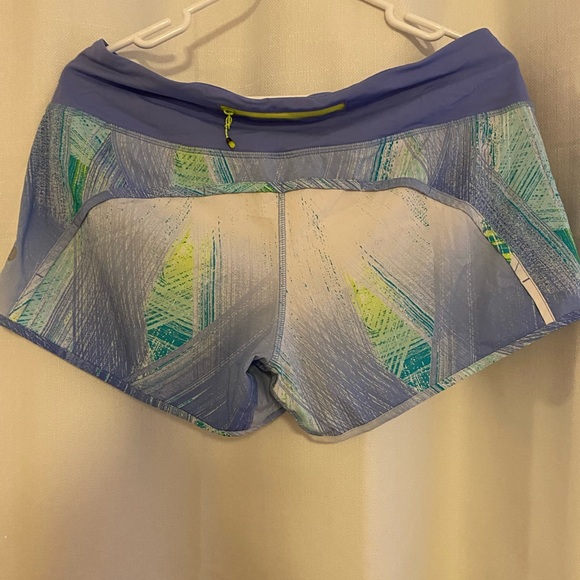Size 8 lulu shorts with lining - Picture 2 of 4